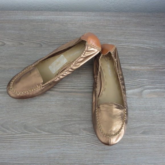 b. makowsy ROSEY Brassy Gold Metallic Leather Ballet Flats Almond Toe - Picture 1 of 16